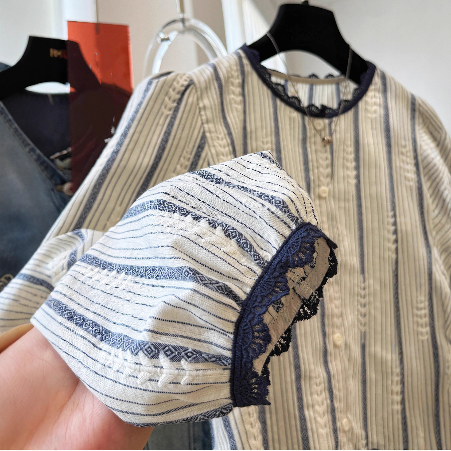 Women's Striped Lace Trim Blou - Embroidery Blouse 评论和价格